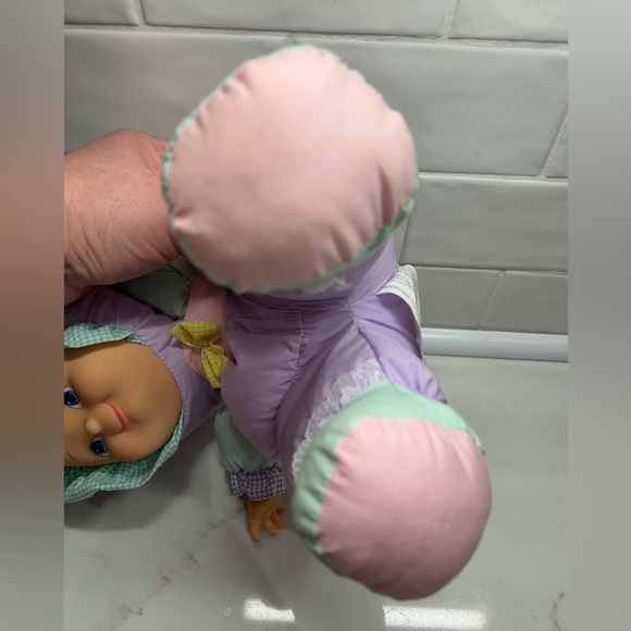 Vintage soft cloth squeaking baby doll with bonnet, plastic face and hands - Picture 7 of 11